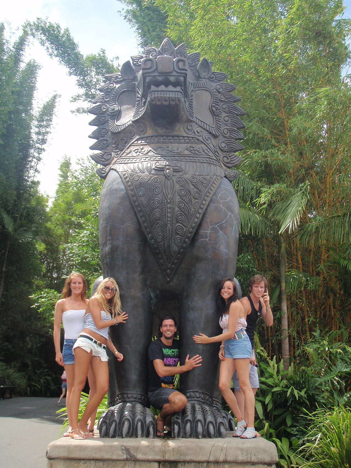 David Simpson with a guy and three girls near a giant statue at the zoo in Brissie. The Zoo, Brissie & Byron Bay