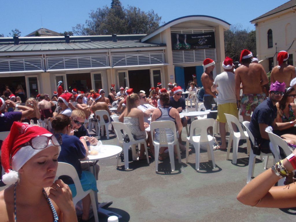 People spending Xmas on Bondi beach. Xmas & NYE in Bondi, Sydney