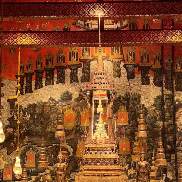 Altar of the Emerald Buddha in Thailand. Grand Palaces, ear orgasms and Khaosan Road