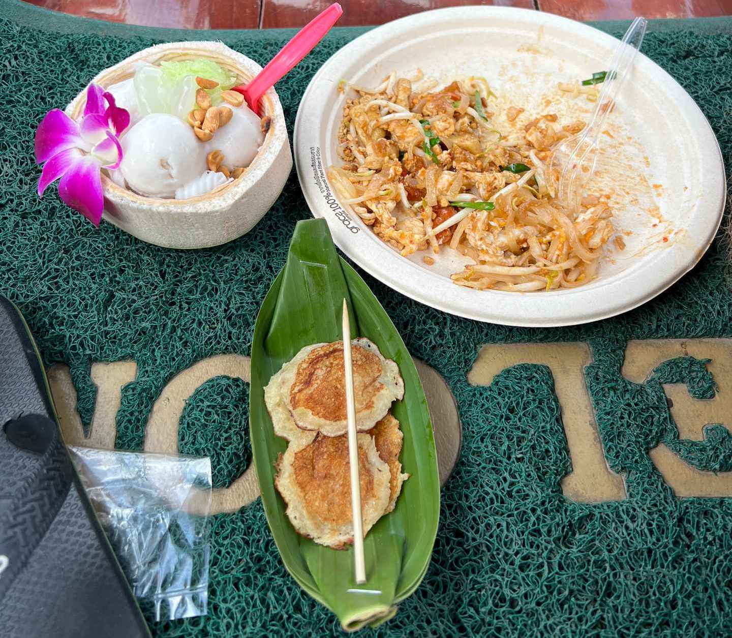 Coconut pancakes, noodles and ice cream at Damnoen Saduak Floating Market in Thailand. Shotguns, markets and temples in Bangkok